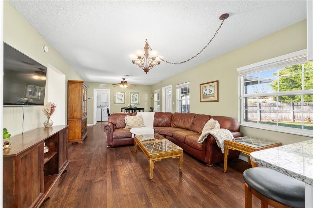 For Sale: $275,000 (3 beds, 2 baths, 1474 Square Feet)