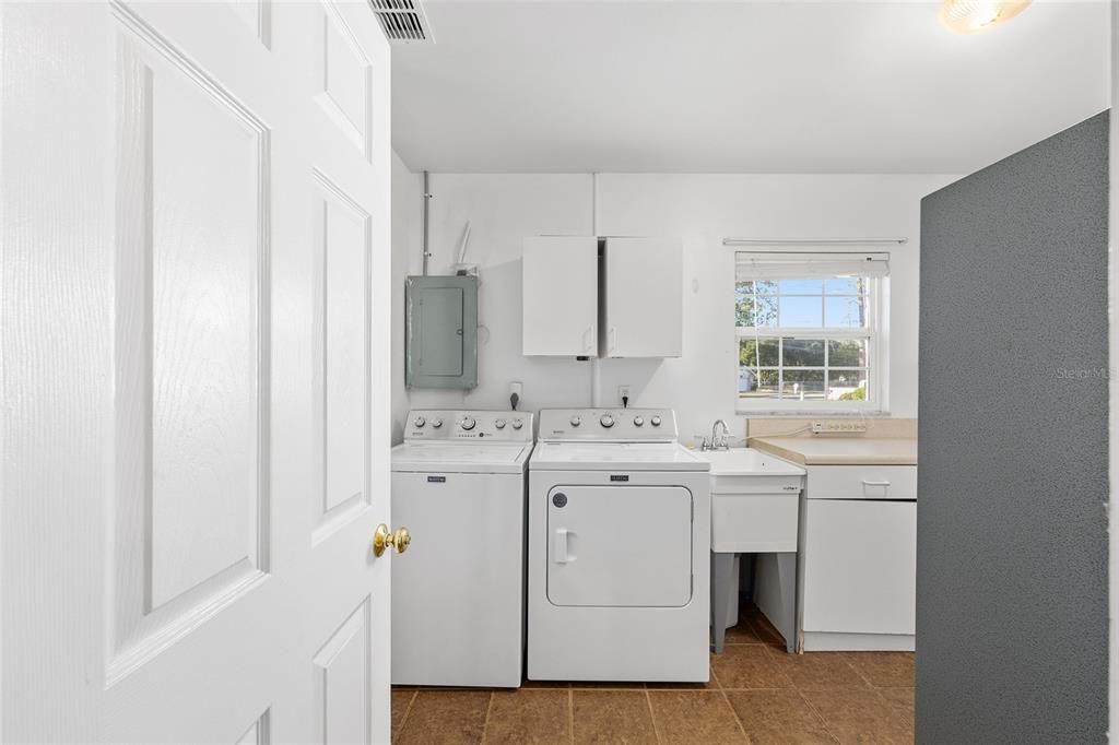 For Sale: $275,000 (3 beds, 2 baths, 1474 Square Feet)