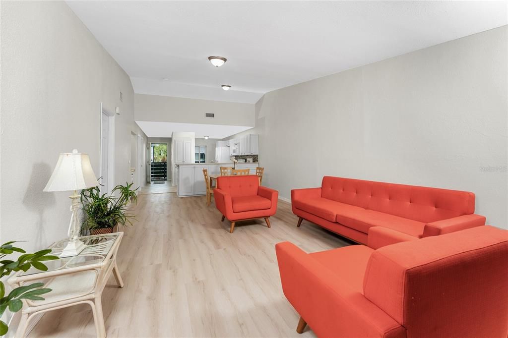 На продажу: $149,900 (2 спален, 2 ванн, 1092 Квадратных фут)