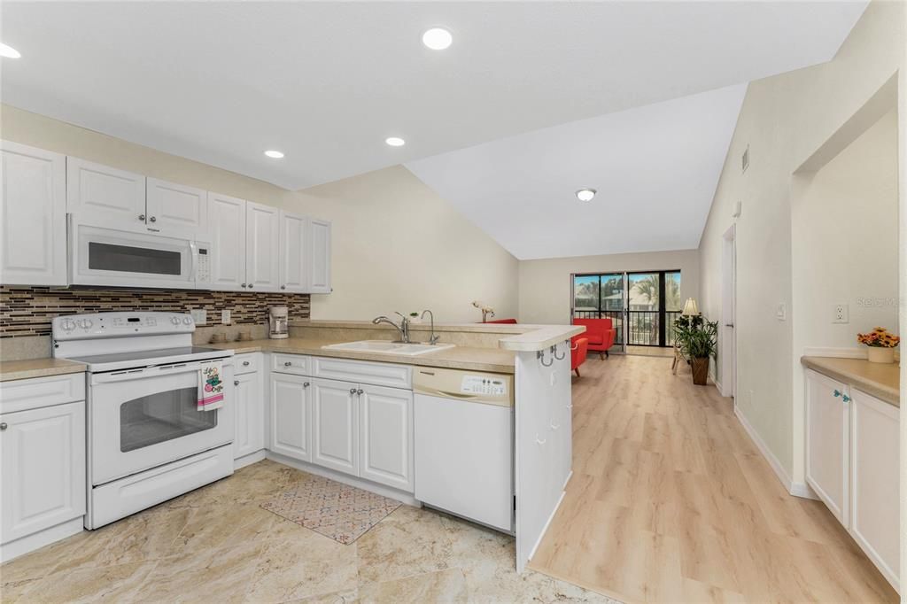 На продажу: $149,900 (2 спален, 2 ванн, 1092 Квадратных фут)