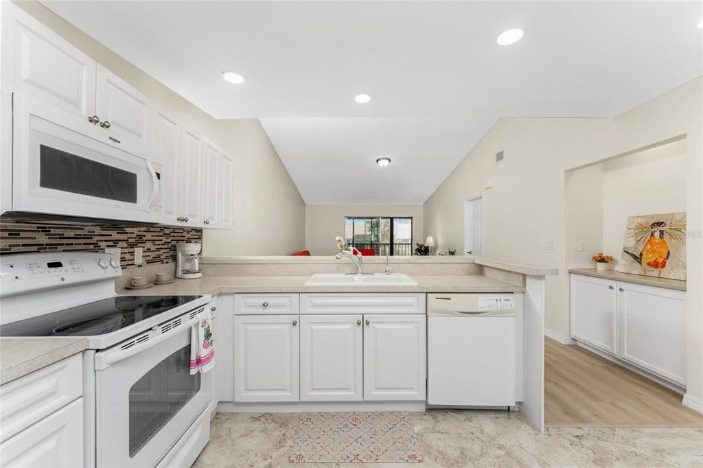 На продажу: $149,900 (2 спален, 2 ванн, 1092 Квадратных фут)