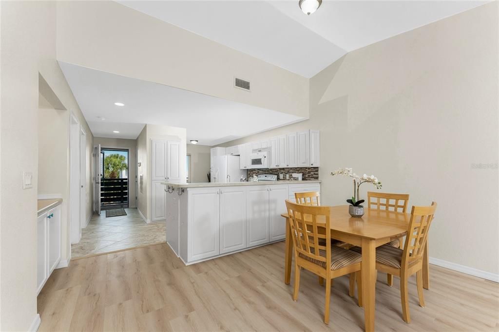 На продажу: $149,900 (2 спален, 2 ванн, 1092 Квадратных фут)