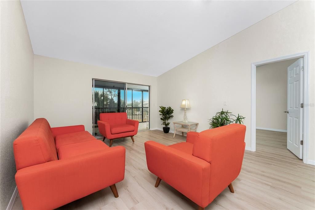 На продажу: $149,900 (2 спален, 2 ванн, 1092 Квадратных фут)