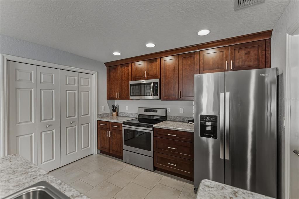 待售: $285,000 (3 贝兹, 2 浴室, 1284 平方英尺)