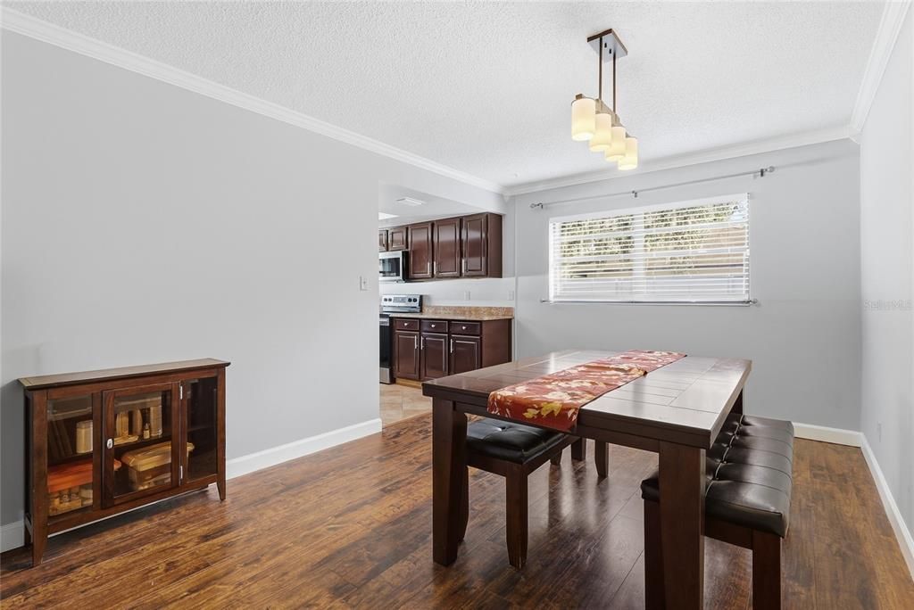 En Venta: $285,000 (3 camas, 2 baños, 1327 Pies cuadrados)