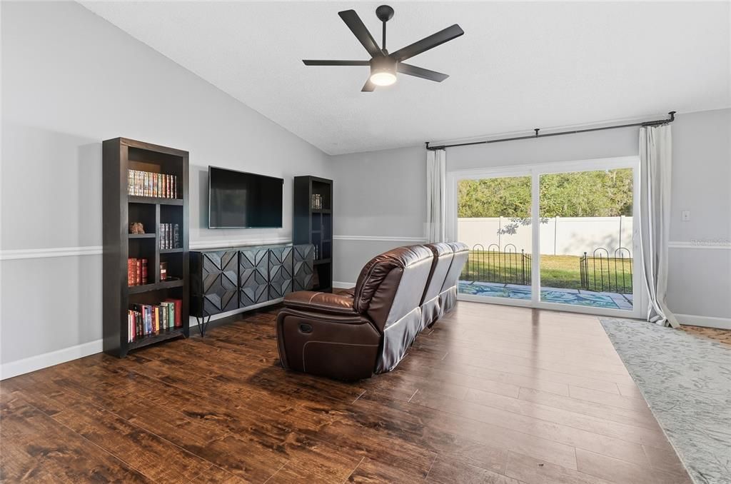 En Venta: $285,000 (3 camas, 2 baños, 1327 Pies cuadrados)