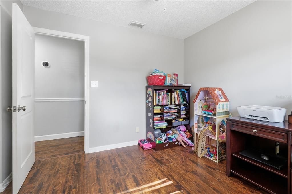 En Venta: $285,000 (3 camas, 2 baños, 1327 Pies cuadrados)