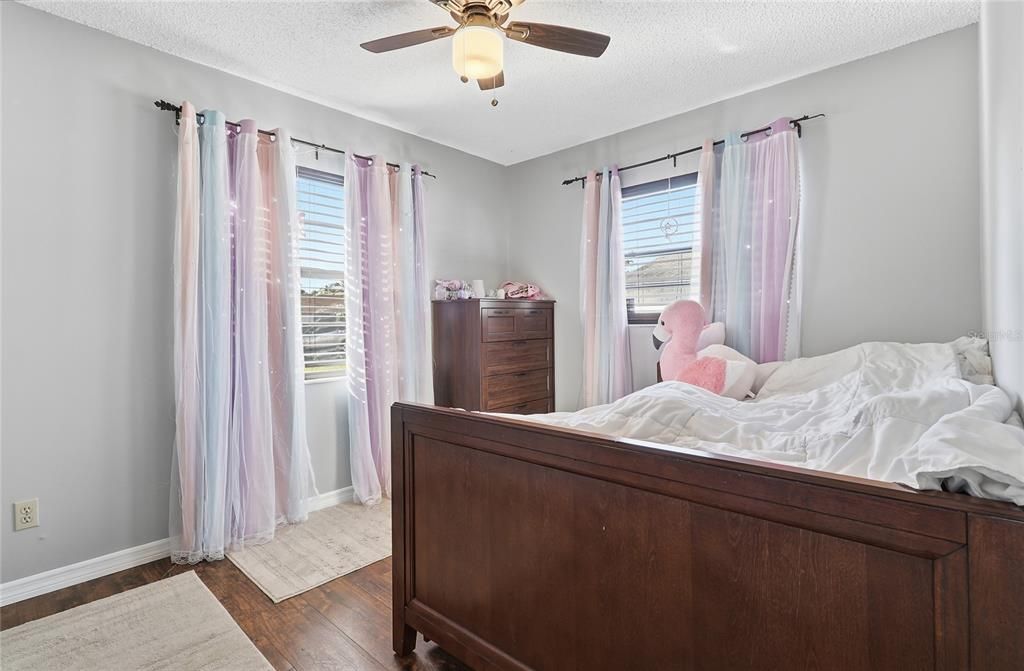 En Venta: $285,000 (3 camas, 2 baños, 1327 Pies cuadrados)