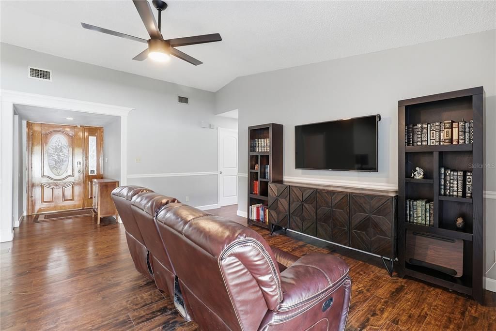 En Venta: $285,000 (3 camas, 2 baños, 1327 Pies cuadrados)