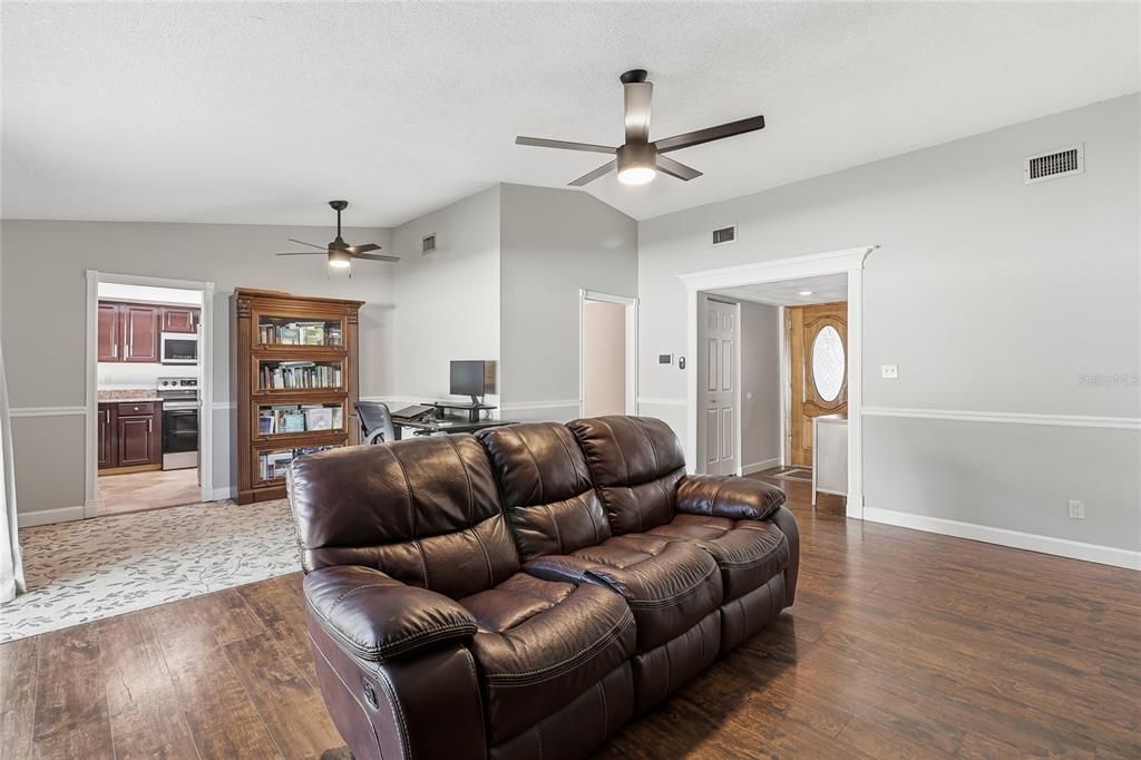 En Venta: $285,000 (3 camas, 2 baños, 1327 Pies cuadrados)