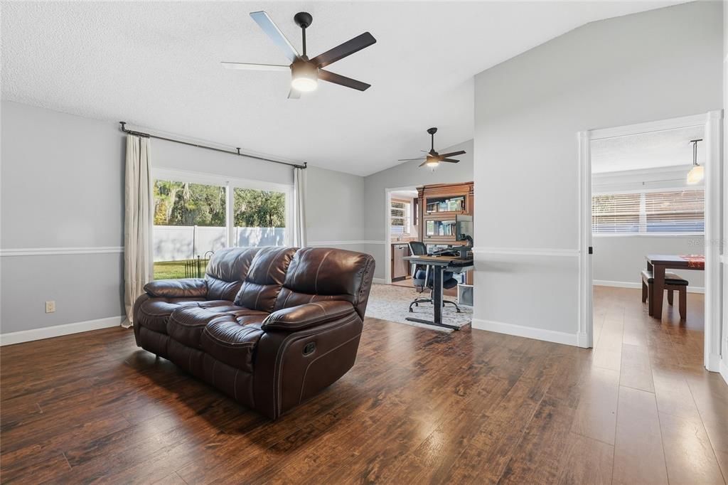 En Venta: $285,000 (3 camas, 2 baños, 1327 Pies cuadrados)