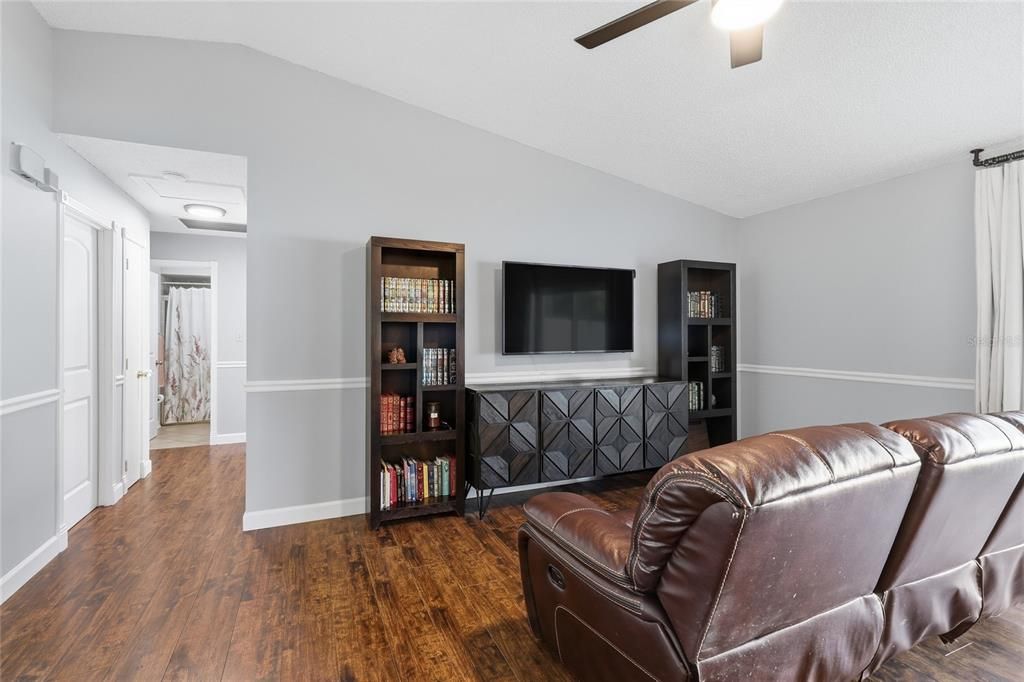 En Venta: $285,000 (3 camas, 2 baños, 1327 Pies cuadrados)