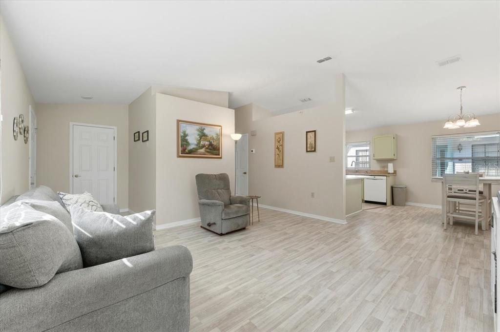 For Sale: $245,000 (2 beds, 2 baths, 1148 Square Feet)