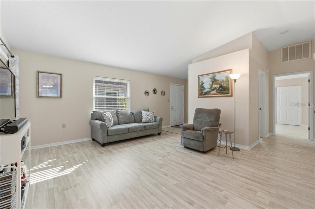 For Sale: $245,000 (2 beds, 2 baths, 1148 Square Feet)