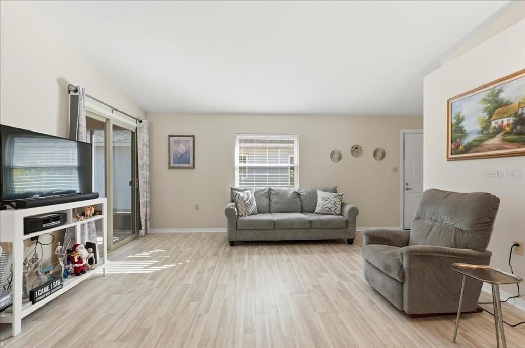 For Sale: $245,000 (2 beds, 2 baths, 1148 Square Feet)