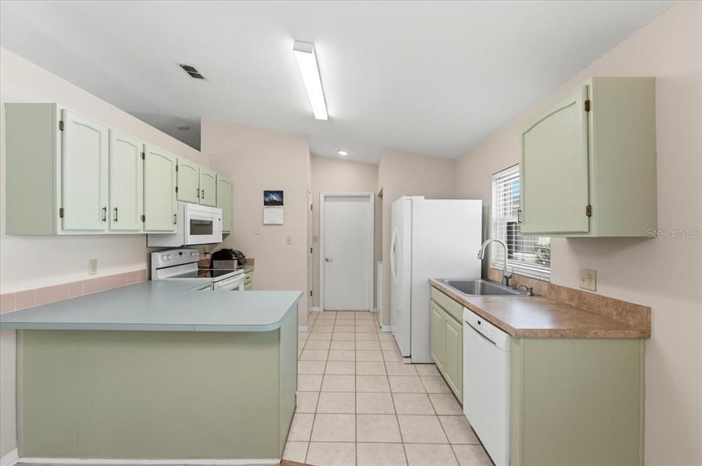For Sale: $245,000 (2 beds, 2 baths, 1148 Square Feet)