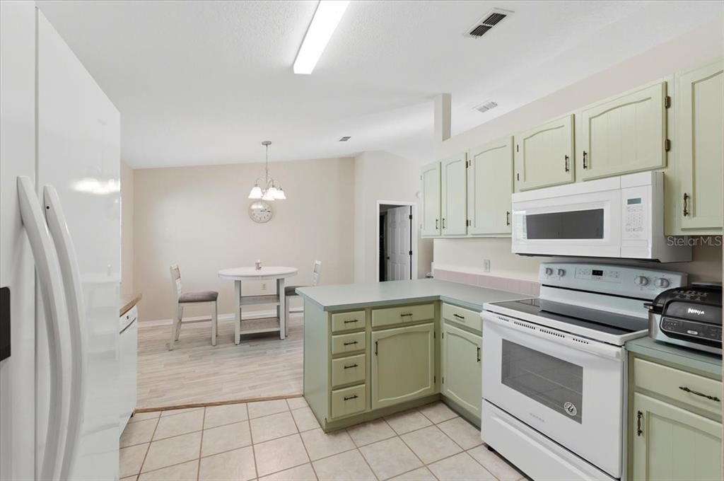 For Sale: $245,000 (2 beds, 2 baths, 1148 Square Feet)
