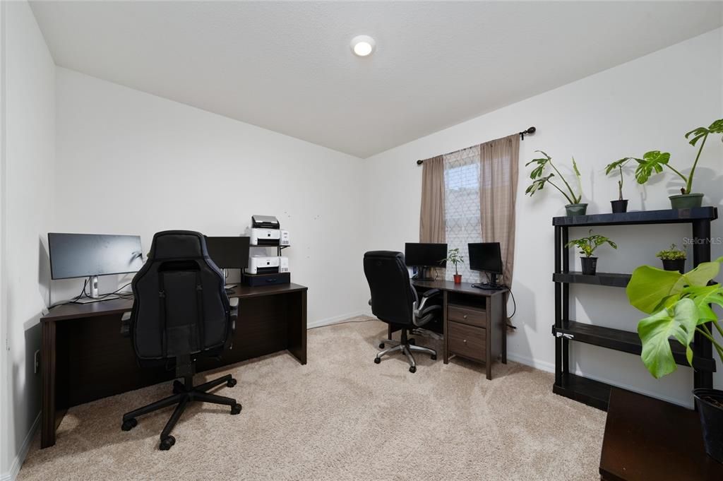 На продажу: $360,000 (4 спален, 2 ванн, 1828 Квадратных фут)