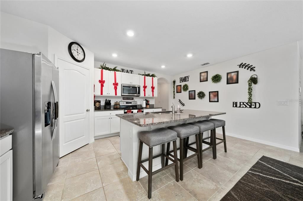 На продажу: $360,000 (4 спален, 2 ванн, 1828 Квадратных фут)