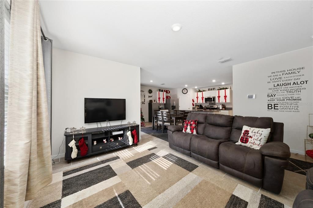 На продажу: $360,000 (4 спален, 2 ванн, 1828 Квадратных фут)