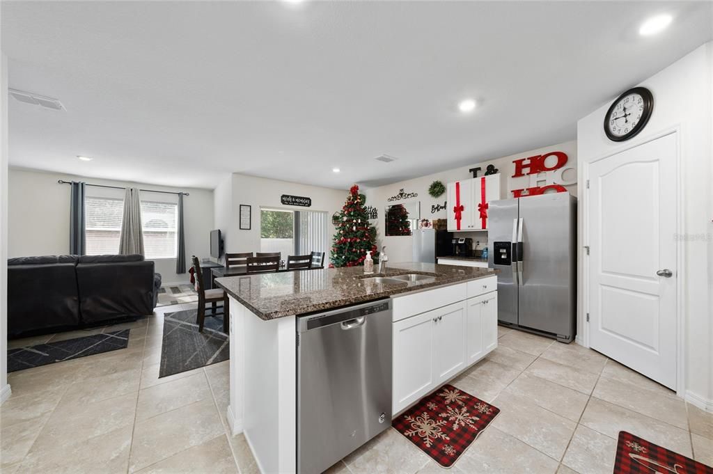 На продажу: $360,000 (4 спален, 2 ванн, 1828 Квадратных фут)