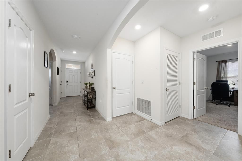 На продажу: $360,000 (4 спален, 2 ванн, 1828 Квадратных фут)