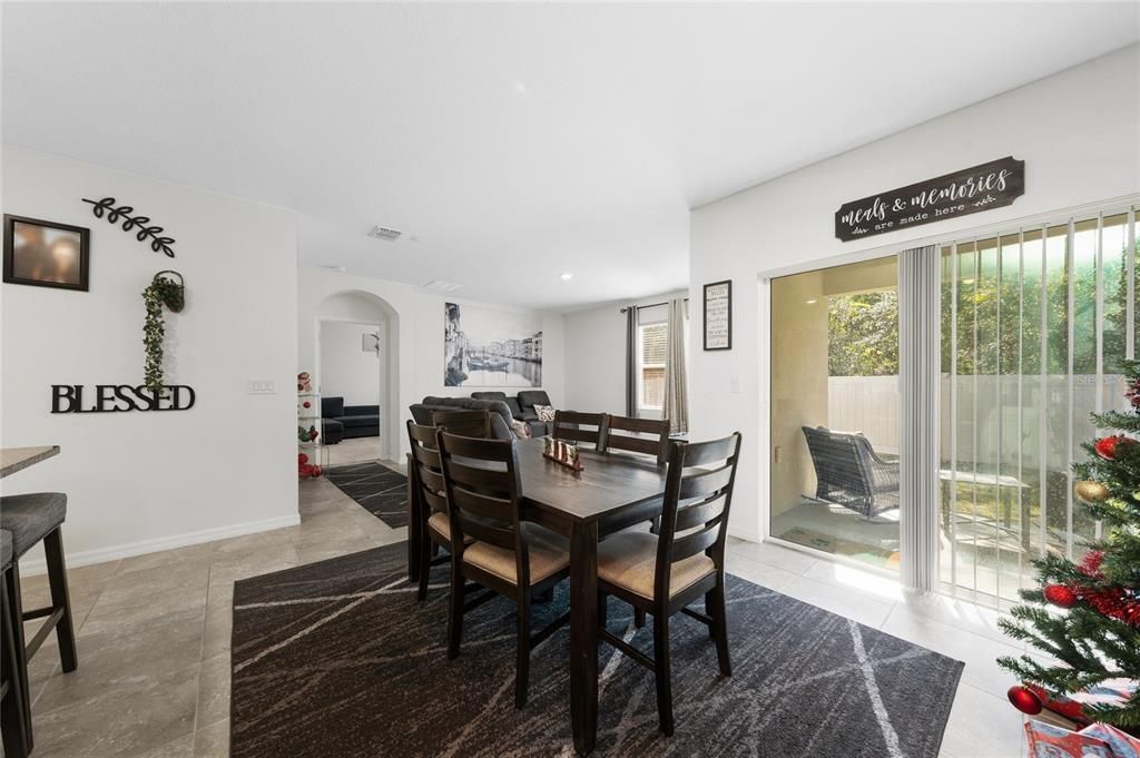 На продажу: $360,000 (4 спален, 2 ванн, 1828 Квадратных фут)