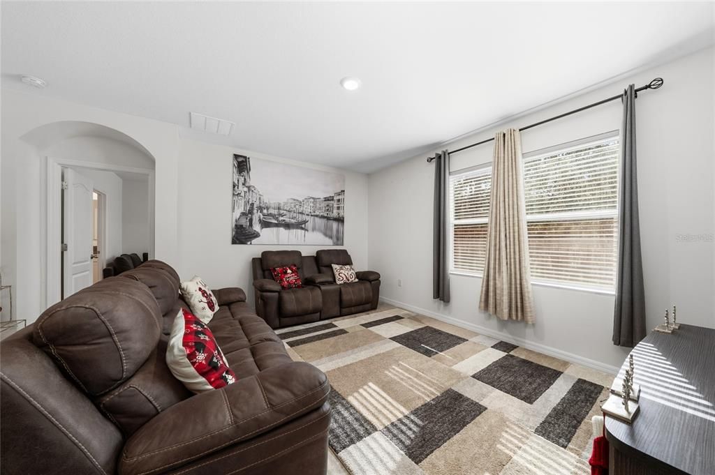 На продажу: $360,000 (4 спален, 2 ванн, 1828 Квадратных фут)