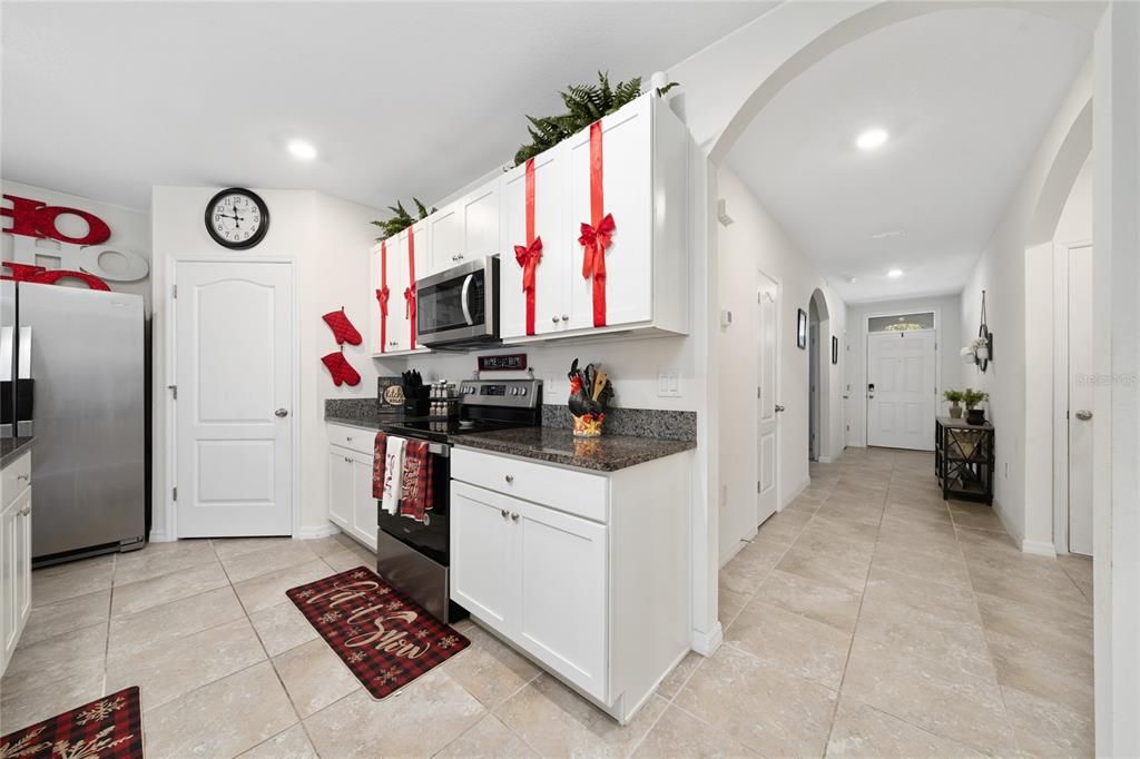 На продажу: $360,000 (4 спален, 2 ванн, 1828 Квадратных фут)