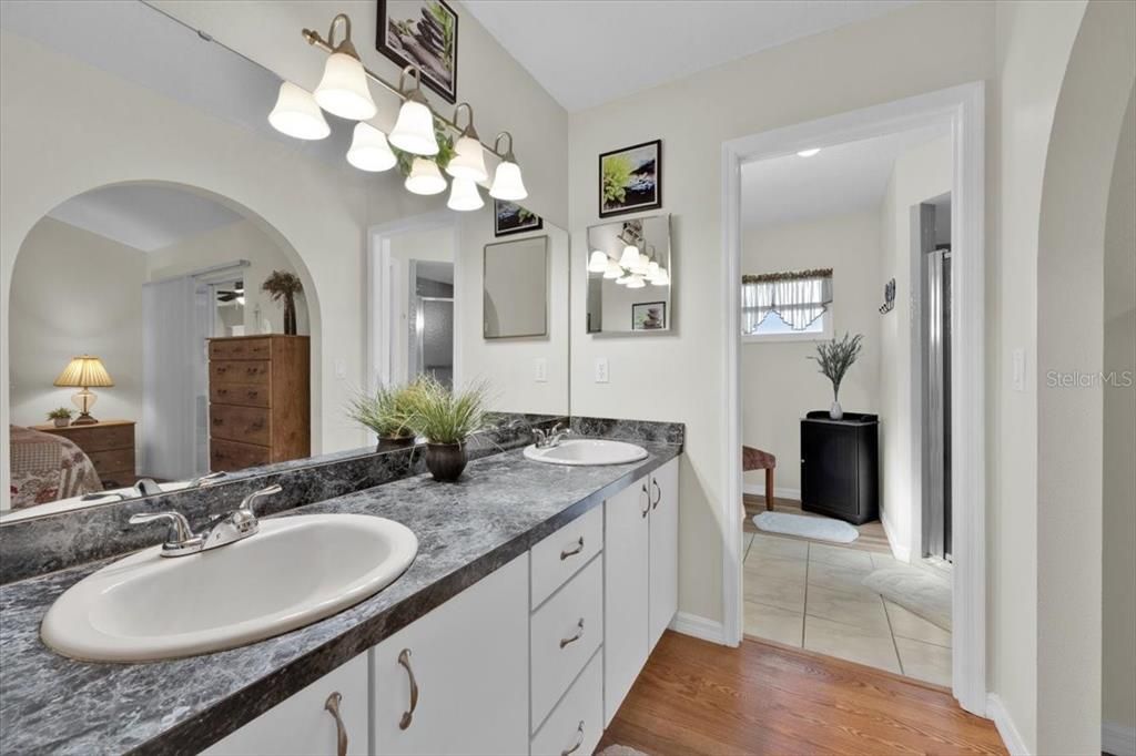 待售: $255,000 (2 贝兹, 2 浴室, 1813 平方英尺)