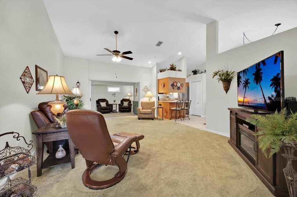 待售: $255,000 (2 贝兹, 2 浴室, 1813 平方英尺)