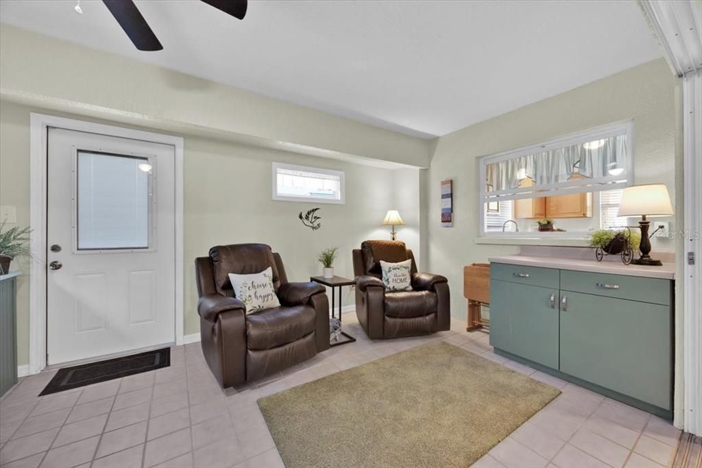 待售: $255,000 (2 贝兹, 2 浴室, 1813 平方英尺)