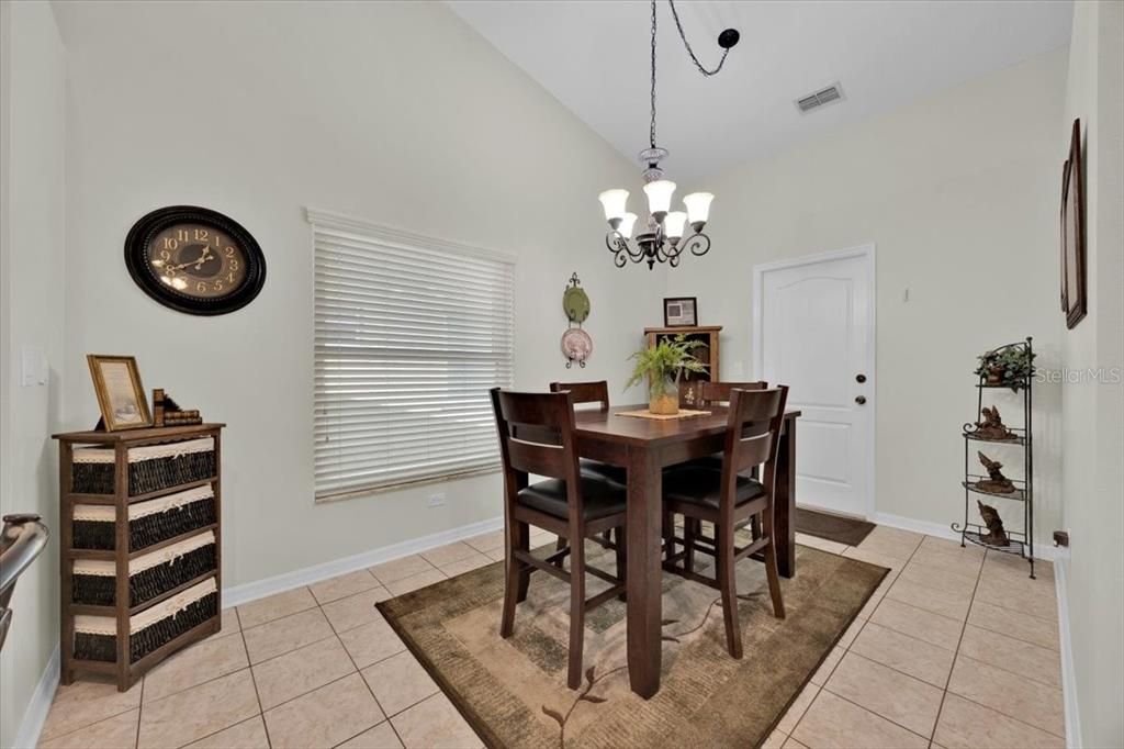 待售: $255,000 (2 贝兹, 2 浴室, 1813 平方英尺)