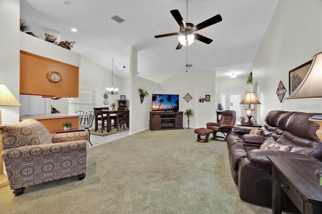 待售: $255,000 (2 贝兹, 2 浴室, 1813 平方英尺)