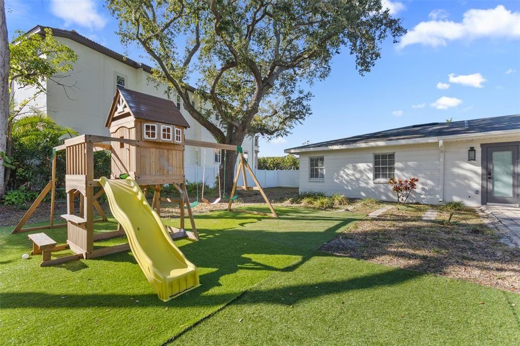 For Sale: $1,399,000 (4 beds, 3 baths, 2698 Square Feet)