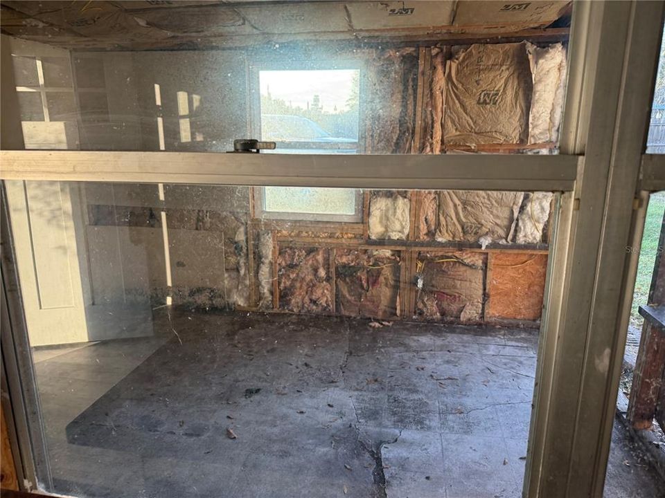 For Sale: $120,000 (2 beds, 1 baths, 994 Square Feet)