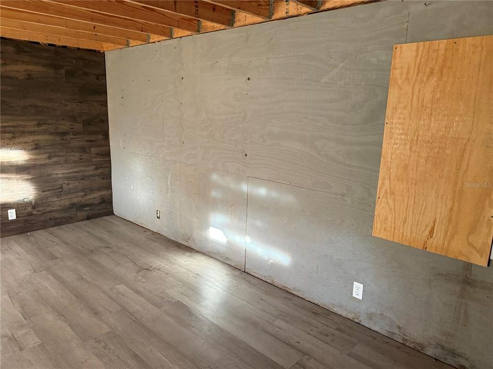 For Sale: $120,000 (2 beds, 1 baths, 994 Square Feet)