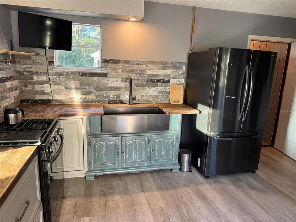 For Sale: $120,000 (2 beds, 1 baths, 994 Square Feet)