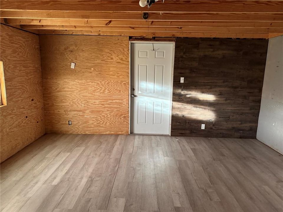 For Sale: $120,000 (2 beds, 1 baths, 994 Square Feet)