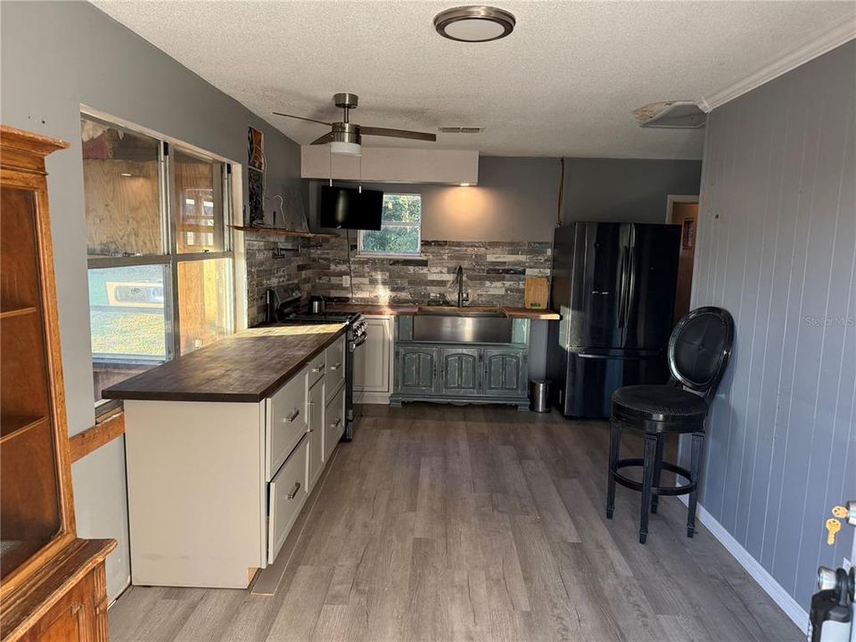 For Sale: $120,000 (2 beds, 1 baths, 994 Square Feet)