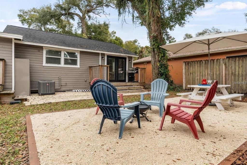 For Sale: $389,900 (4 beds, 2 baths, 1180 Square Feet)