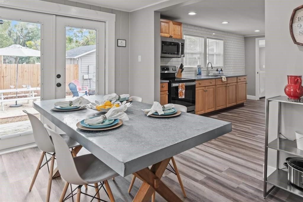 For Sale: $389,900 (4 beds, 2 baths, 1180 Square Feet)