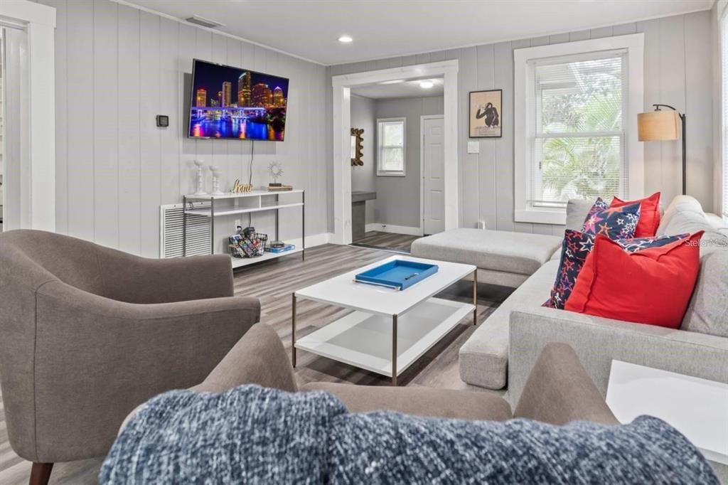 For Sale: $389,900 (4 beds, 2 baths, 1180 Square Feet)