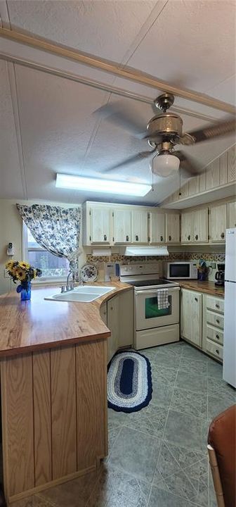 For Sale: $133,000 (2 beds, 2 baths, 840 Square Feet)