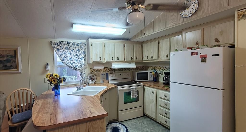 For Sale: $133,000 (2 beds, 2 baths, 840 Square Feet)