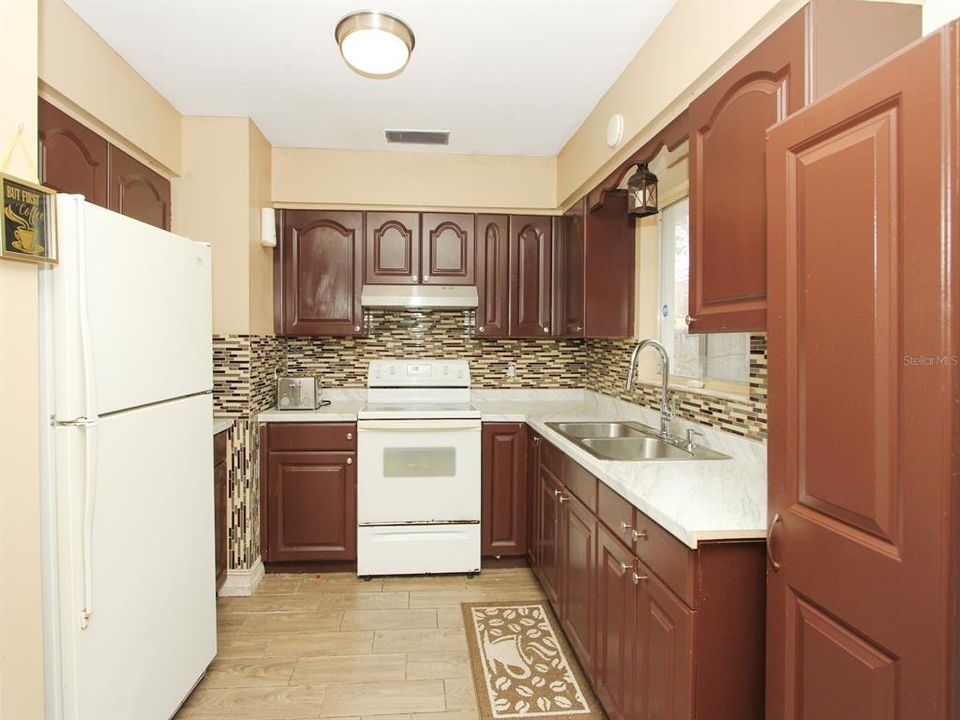 For Sale: $275,000 (3 beds, 2 baths, 1075 Square Feet)