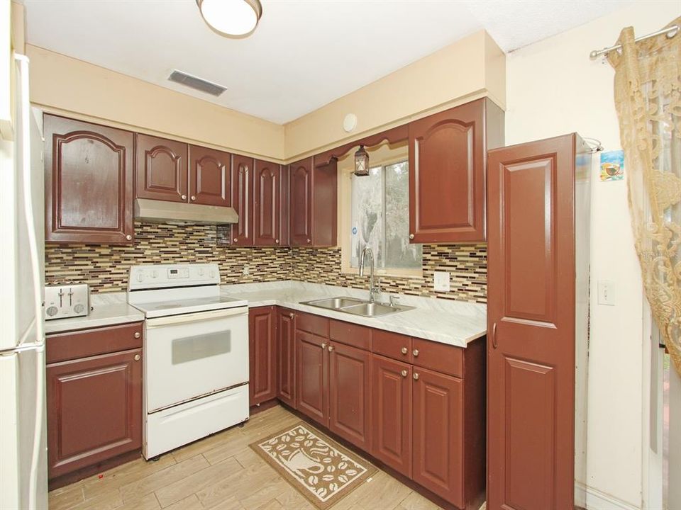 For Sale: $275,000 (3 beds, 2 baths, 1075 Square Feet)
