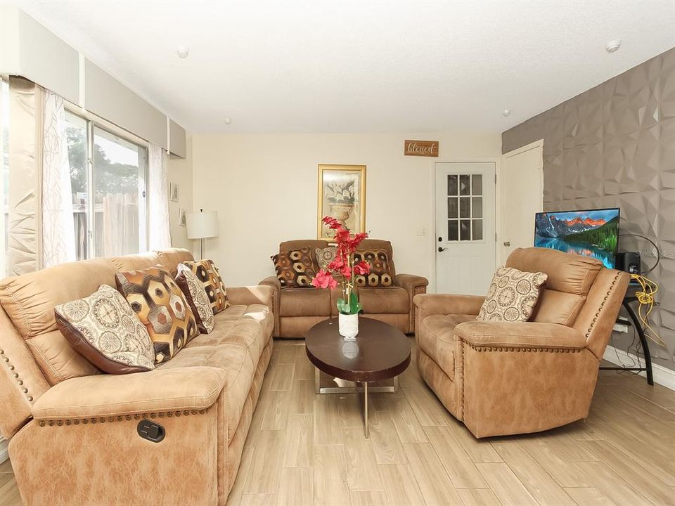 For Sale: $275,000 (3 beds, 2 baths, 1075 Square Feet)