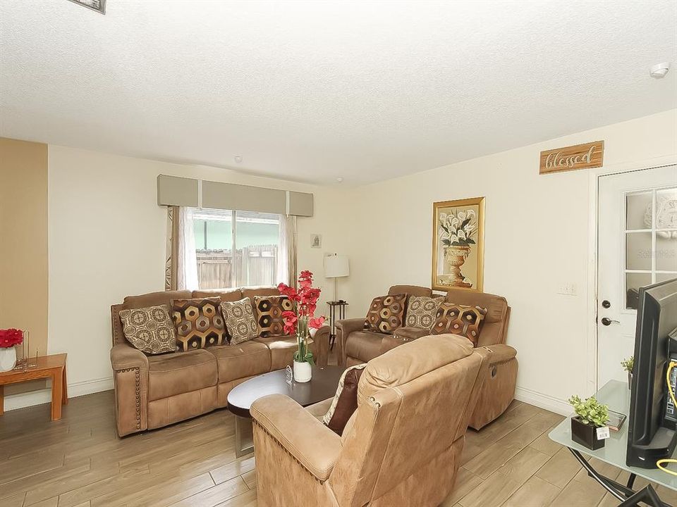 For Sale: $275,000 (3 beds, 2 baths, 1075 Square Feet)