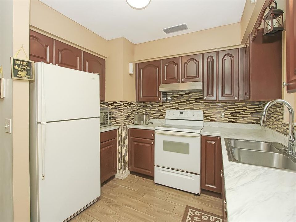 For Sale: $275,000 (3 beds, 2 baths, 1075 Square Feet)